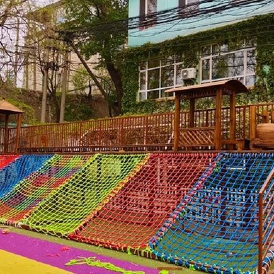 Красочная нейлоновая сетка для скалолазания на детской площадке